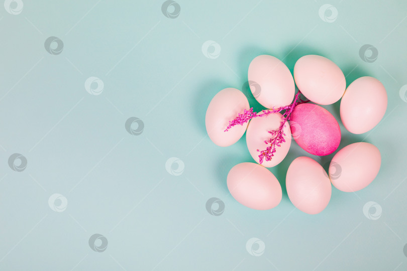 Скачать Пасха. Белые яйца с красным, на однородном синем фоне. фотосток Ozero