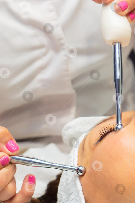 Скачать Девушка проходит процедуру в салоне красоты с использованием микротоковых препаратов. фотосток Ozero