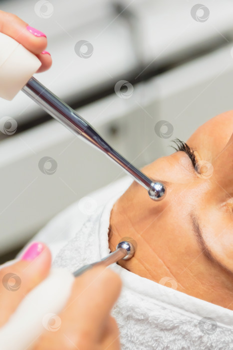 Скачать Девушка проходит процедуру в салоне красоты с использованием микротоковых препаратов. фотосток Ozero