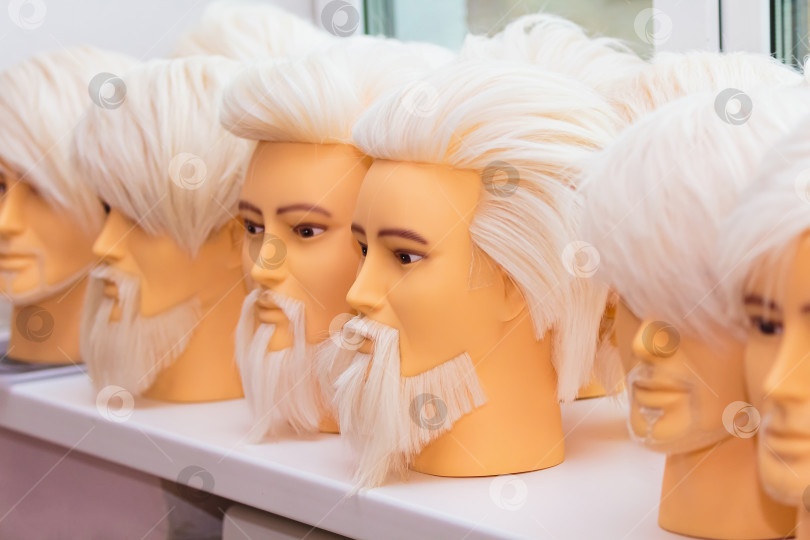 Скачать Мужские манекены для тренировки причесок. фотосток Ozero