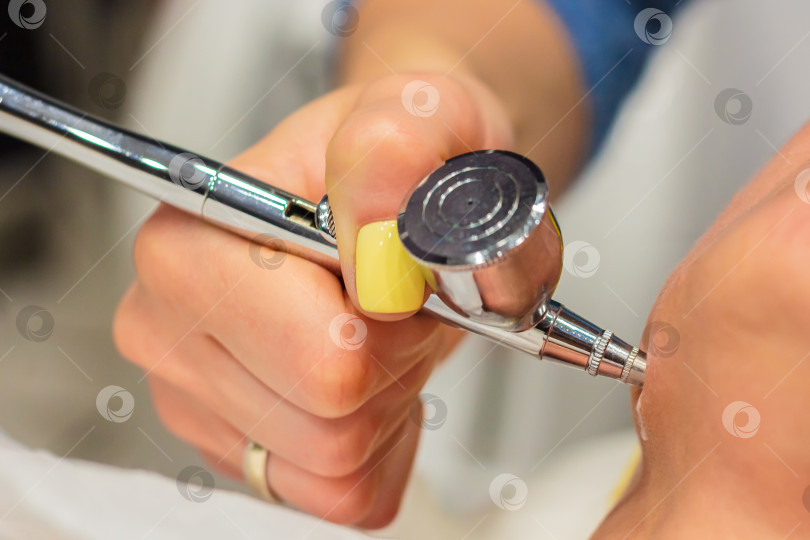 Скачать Косметолог проводит омоложение кожи препаратом Intraceuticals. фотосток Ozero