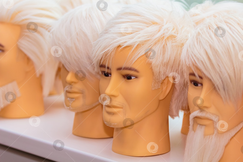 Скачать Мужские манекены для тренировки причесок. фотосток Ozero