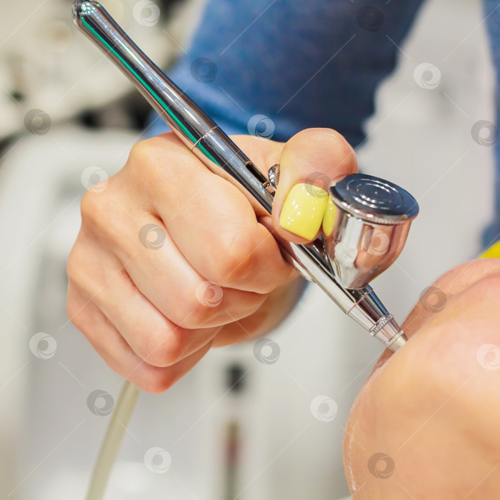 Скачать Косметолог проводит омоложение кожи препаратом Intraceuticals. фотосток Ozero