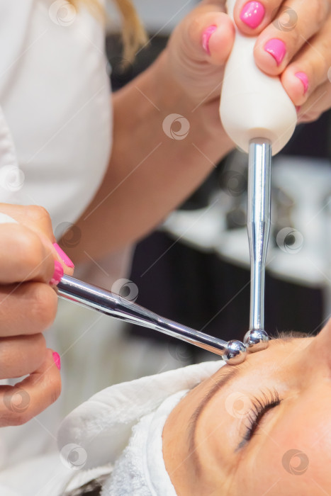 Скачать Девушка проходит процедуру в салоне красоты с использованием микротоковых препаратов. фотосток Ozero