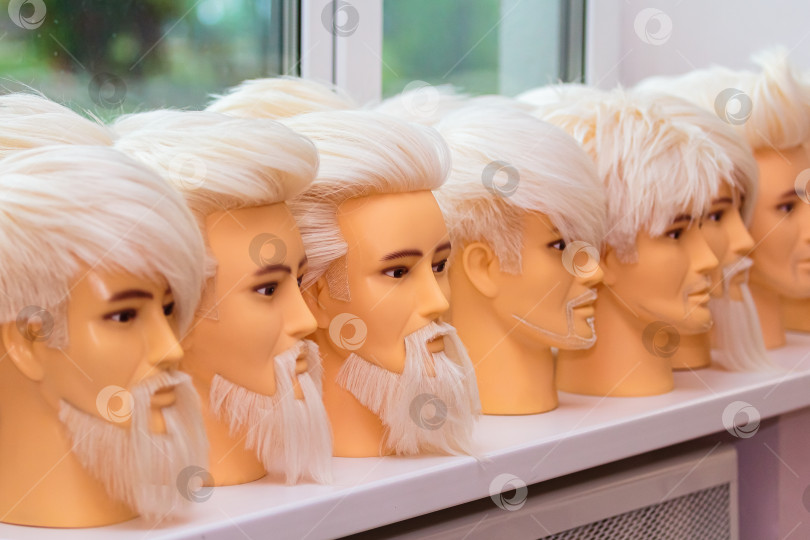 Скачать Мужские манекены для тренировки причесок. фотосток Ozero