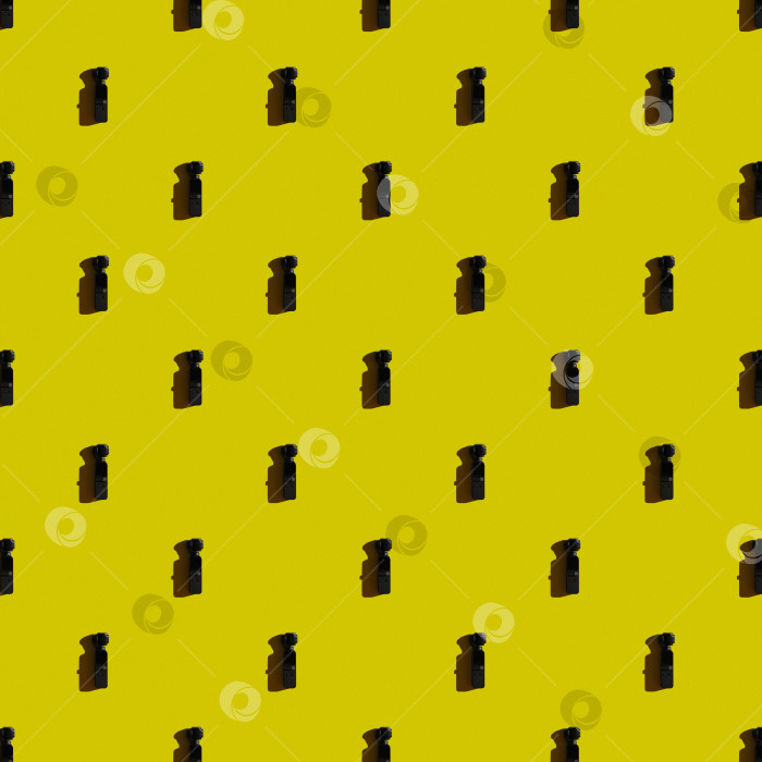 Скачать Шаблон. Вертикальная современная мини-видеокамера на желтом фоне фотосток Ozero