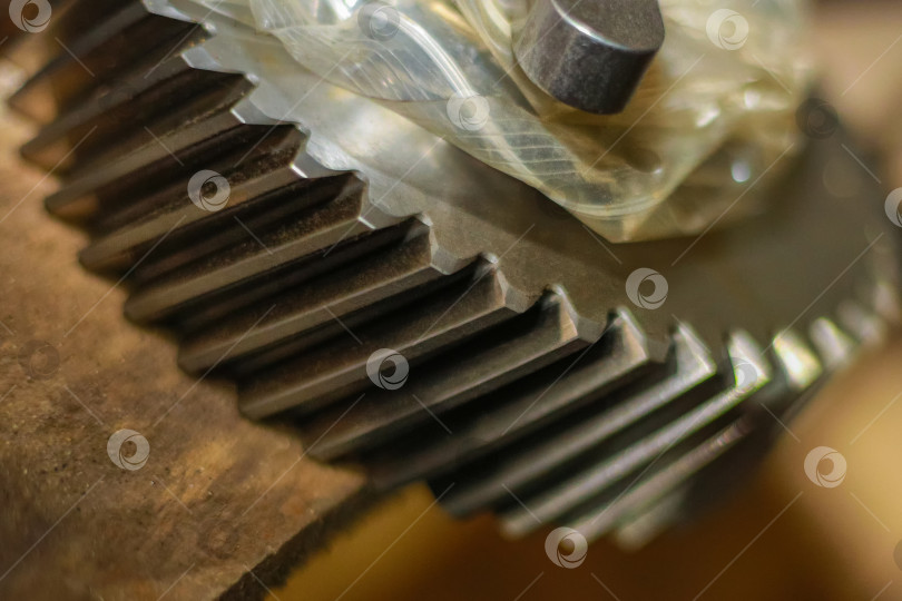 Скачать Большая новая смазанная стальная шестерня, фотография крупным планом. фотосток Ozero