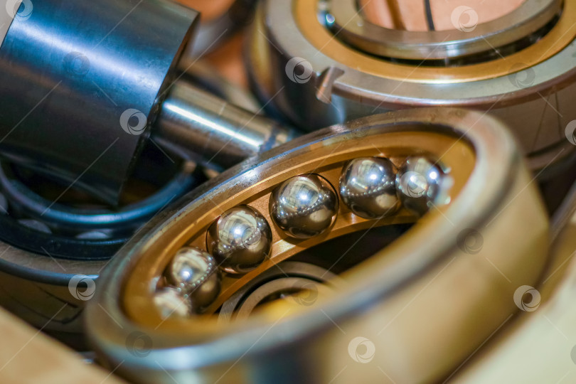 Скачать Шарикоподшипник с другими деталями крупным планом фотосток Ozero