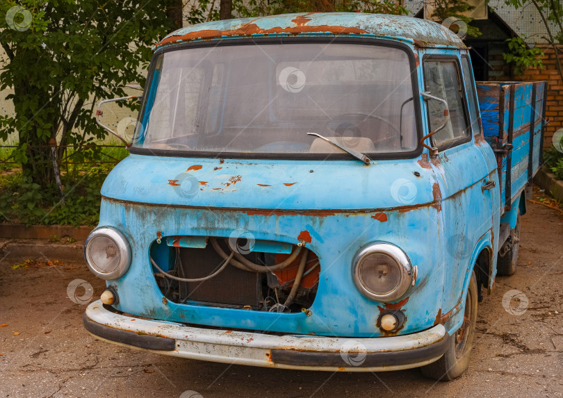 Скачать Старая, прогнившая синяя машина с кузовом. фотосток Ozero