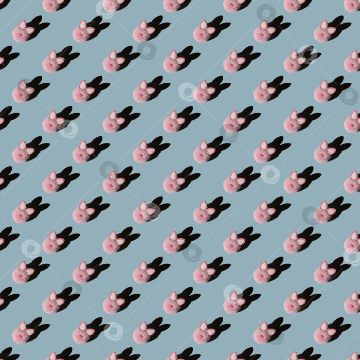 Скачать Пасхальный узор: розовый кролик на голубом фоне. фотосток Ozero