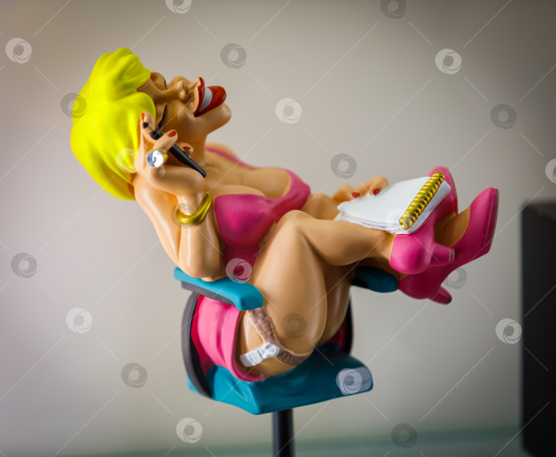 Скачать Статуэтка милой женщины, сидящей в кресле в розовом платье фотосток Ozero