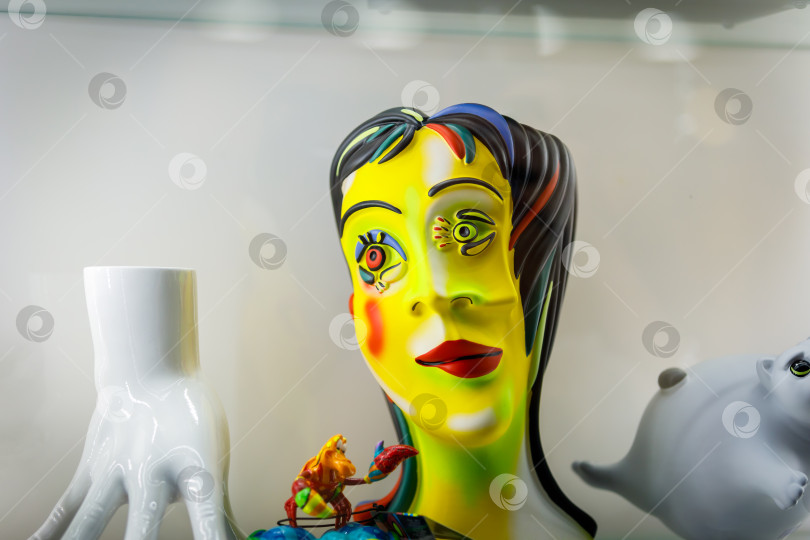 Скачать Карикатура на забавное кудрявое личико. Желтая женская голова фотосток Ozero