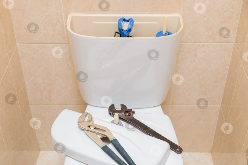Скачать Сантехнические инструменты в туалете на белом унитазе фотосток Ozero