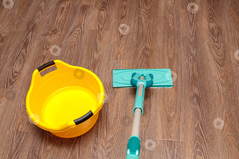 Скачать Синяя швабра с желтым тазиком для мытья посуды. фотосток Ozero