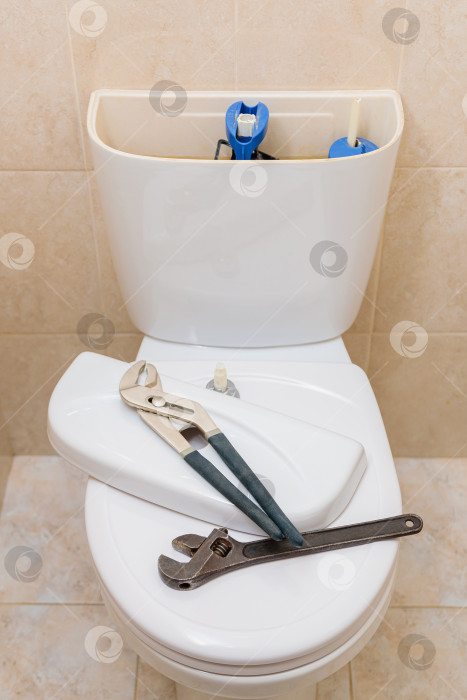 Скачать Сантехнические инструменты в туалете на белом унитазе фотосток Ozero