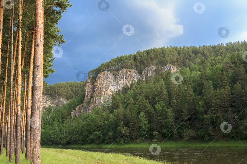 Скачать Красочный пейзаж с горами и красивой спокойной рекой в России. Река Ай. фотосток Ozero