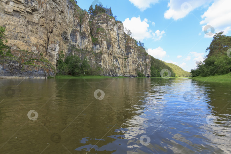 Скачать Красочный пейзаж с горами и красивой спокойной рекой в России. Река Ай. фотосток Ozero
