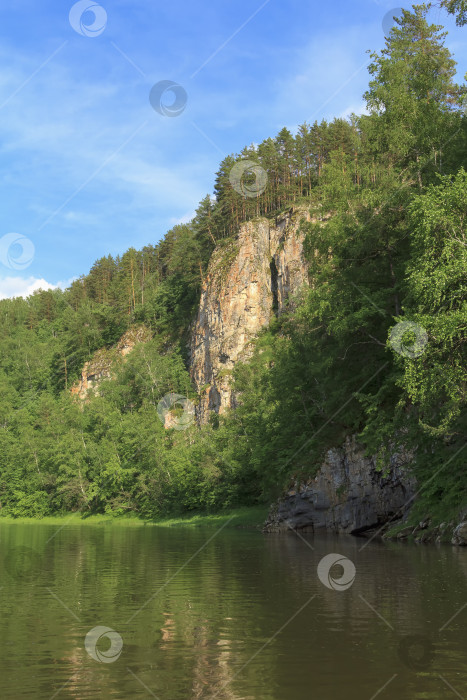 Скачать Красочный пейзаж с горами и красивой спокойной рекой в России. Река Ай. фотосток Ozero