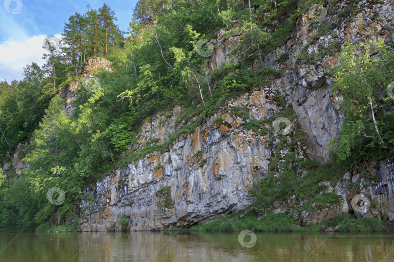 Скачать Красочный пейзаж с горами и красивой спокойной рекой в России. Река Ай. фотосток Ozero