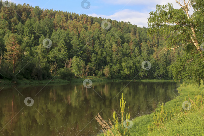 Скачать Красочный пейзаж с горами и красивой спокойной рекой в России. Река Ай. фотосток Ozero