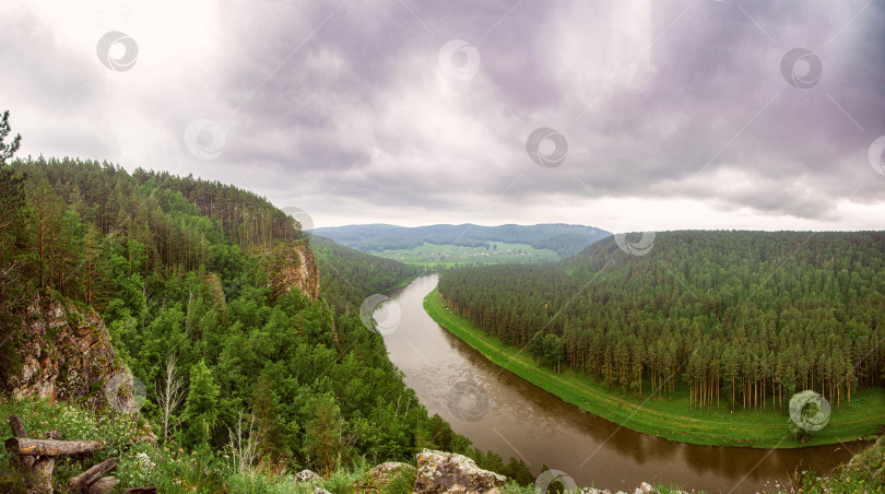 Скачать Красочный пейзаж с горами и красивой извилистой рекой в России. Река Ай фотосток Ozero