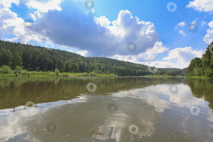 Скачать Красочный пейзаж с горами и красивой спокойной рекой в России. Река Ай. фотосток Ozero