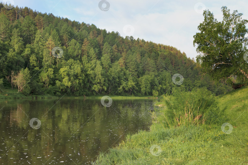 Скачать Красочный пейзаж с горами и красивой спокойной рекой в России. Река Ай. фотосток Ozero
