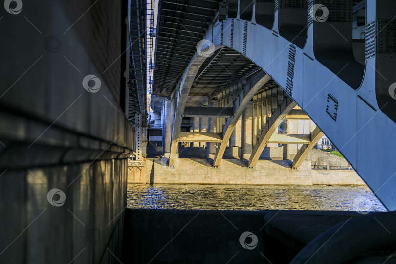 Скачать Мощная конструкция моста через реку фотосток Ozero