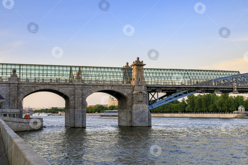 Скачать Большой стеклянный мост через реку на толстых колоннах. фотосток Ozero