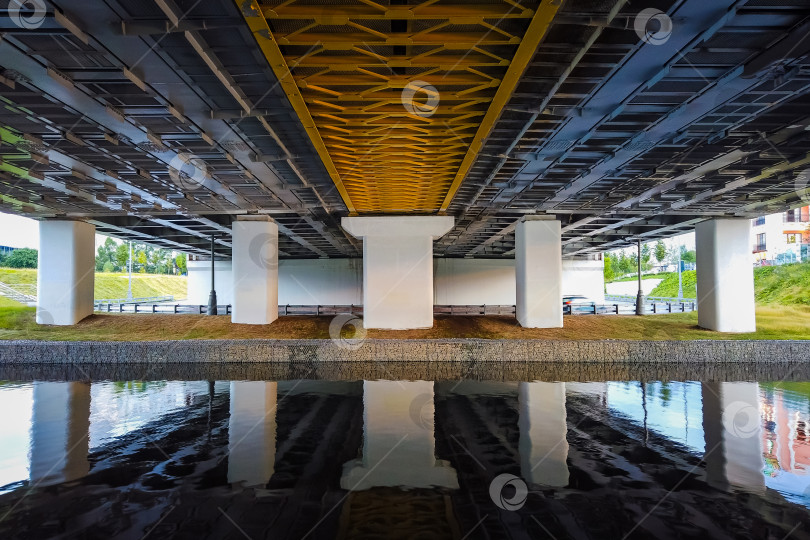 Скачать Мощная конструкция моста через реку фотосток Ozero