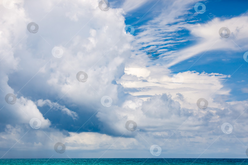 Скачать Морской пейзаж с огромными облаками, местами переходящими в дождь вдалеке. фотосток Ozero