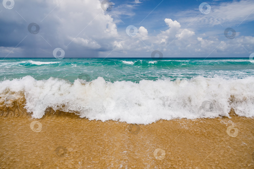 Скачать Мощные, бурные, пенистые волны подхватываются ветром. фотосток Ozero