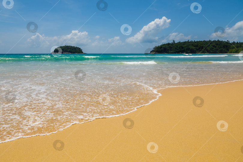 Скачать Прекрасный морской солнечный пейзаж на пляже. фотосток Ozero