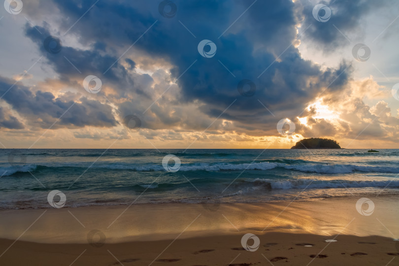 Скачать Нежный закат на прекрасном море, оранжевое солнце сияет своими последними лучами. фотосток Ozero