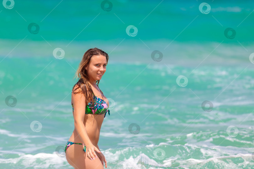 Скачать Молодая красивая девушка от счастья прыгает в море, радуется волнам фотосток Ozero