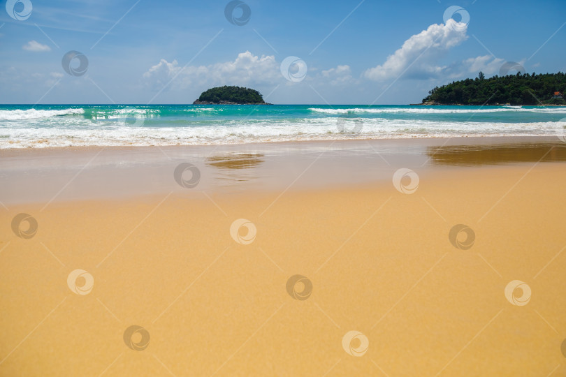 Скачать Прекрасный морской солнечный пейзаж на пляже. фотосток Ozero