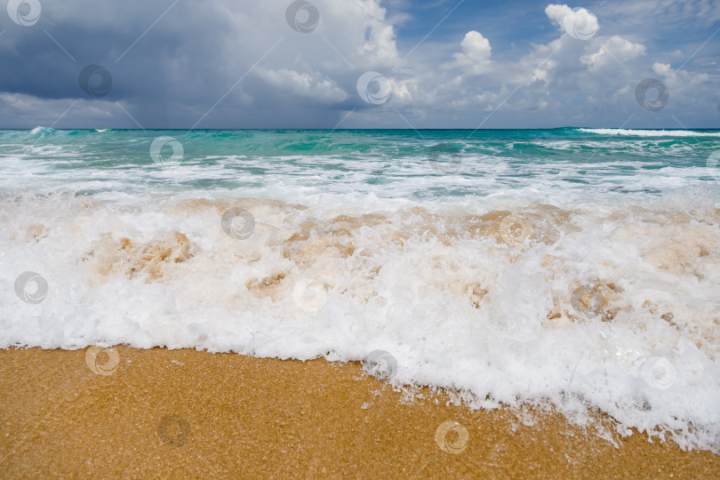 Скачать Мощные, бурные, пенистые волны подхватываются ветром. фотосток Ozero