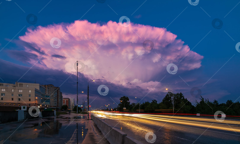 Скачать Большое розовое облако в форме гриба, вечером. Тонирование фотосток Ozero