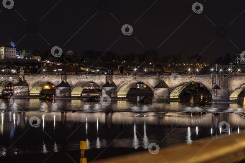 Скачать Карлов мост в вечерней Праге с разноцветными огнями от фонарей фотосток Ozero