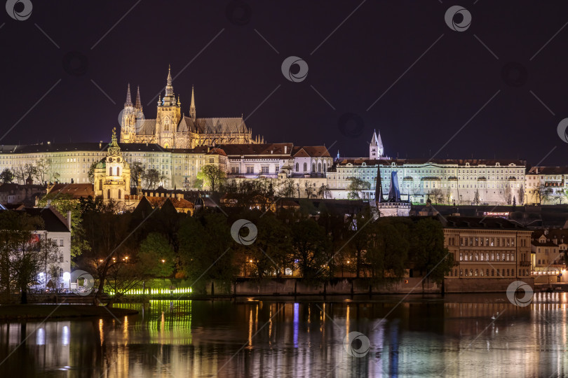 Скачать Карлов мост в вечерней Праге с разноцветными огнями от фонарей фотосток Ozero