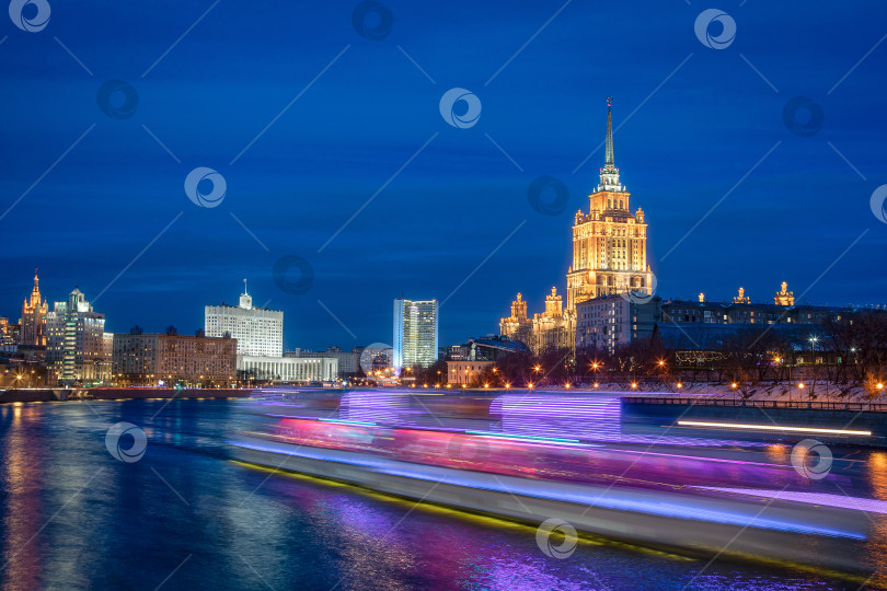 Скачать Корабль с размытыми огнями на фоне вечернего города фотосток Ozero