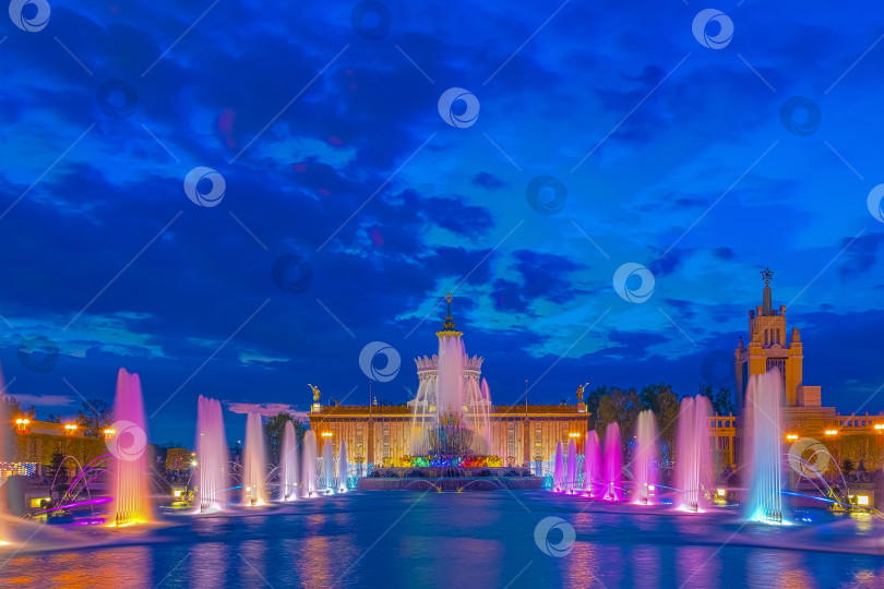 Скачать Яркий фонтан с подсветкой на ВДНХ в вечернее время в Москве. фотосток Ozero