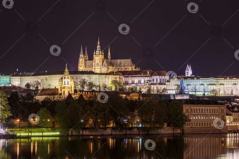 Скачать Карлов мост в вечерней Праге с разноцветными огнями от фонарей фотосток Ozero