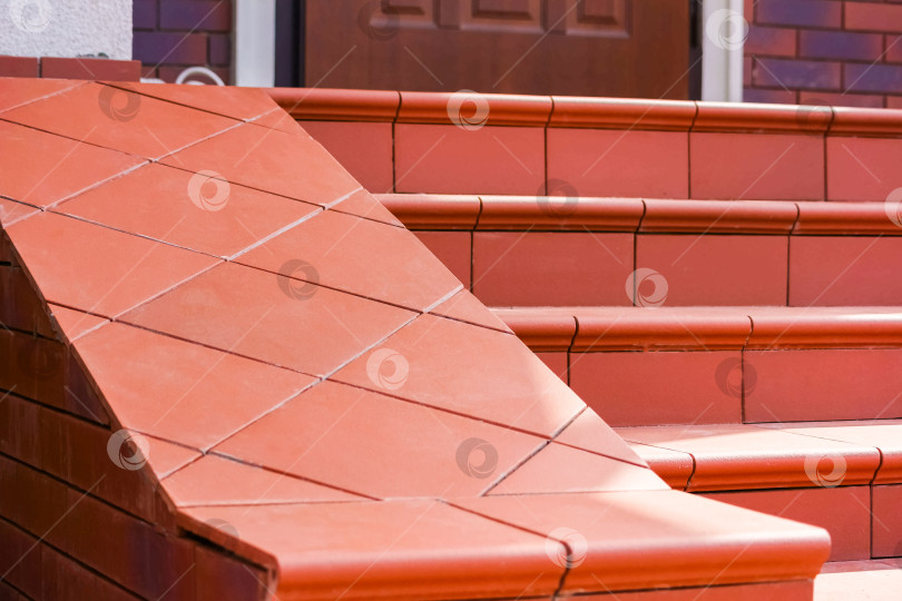 Скачать Крыльцо, выложенное коричневой клинкерной плиткой фотосток Ozero