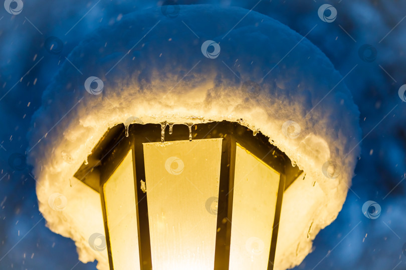 Скачать Одинокий фонарь занесен сугробом. фотосток Ozero