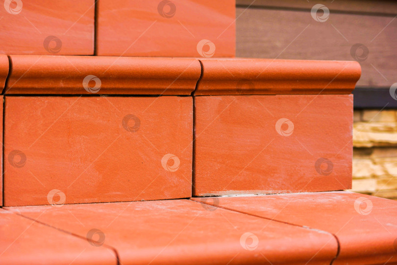 Скачать Крыльцо, выложенное коричневой клинкерной плиткой фотосток Ozero