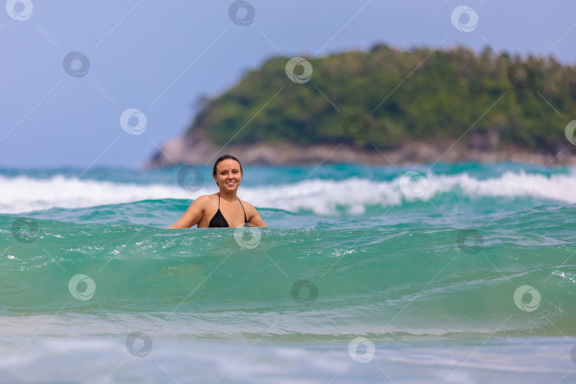 Скачать Молодая красивая девушка от счастья прыгает в море, радуется волнам фотосток Ozero