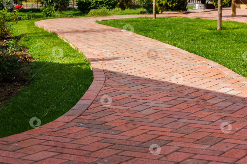 Скачать Клинкерная брусчатка для укладки дорожек в саду фотосток Ozero