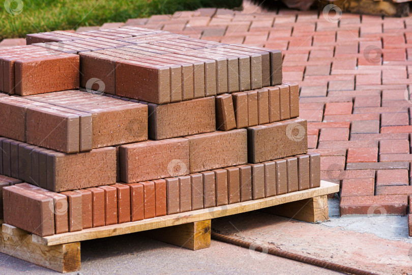 Скачать Клинкерная брусчатка для укладки дорожек в саду фотосток Ozero