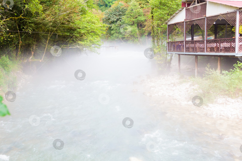 Скачать Беседка на берегу реки ранним утром. Туман на воде. фотосток Ozero